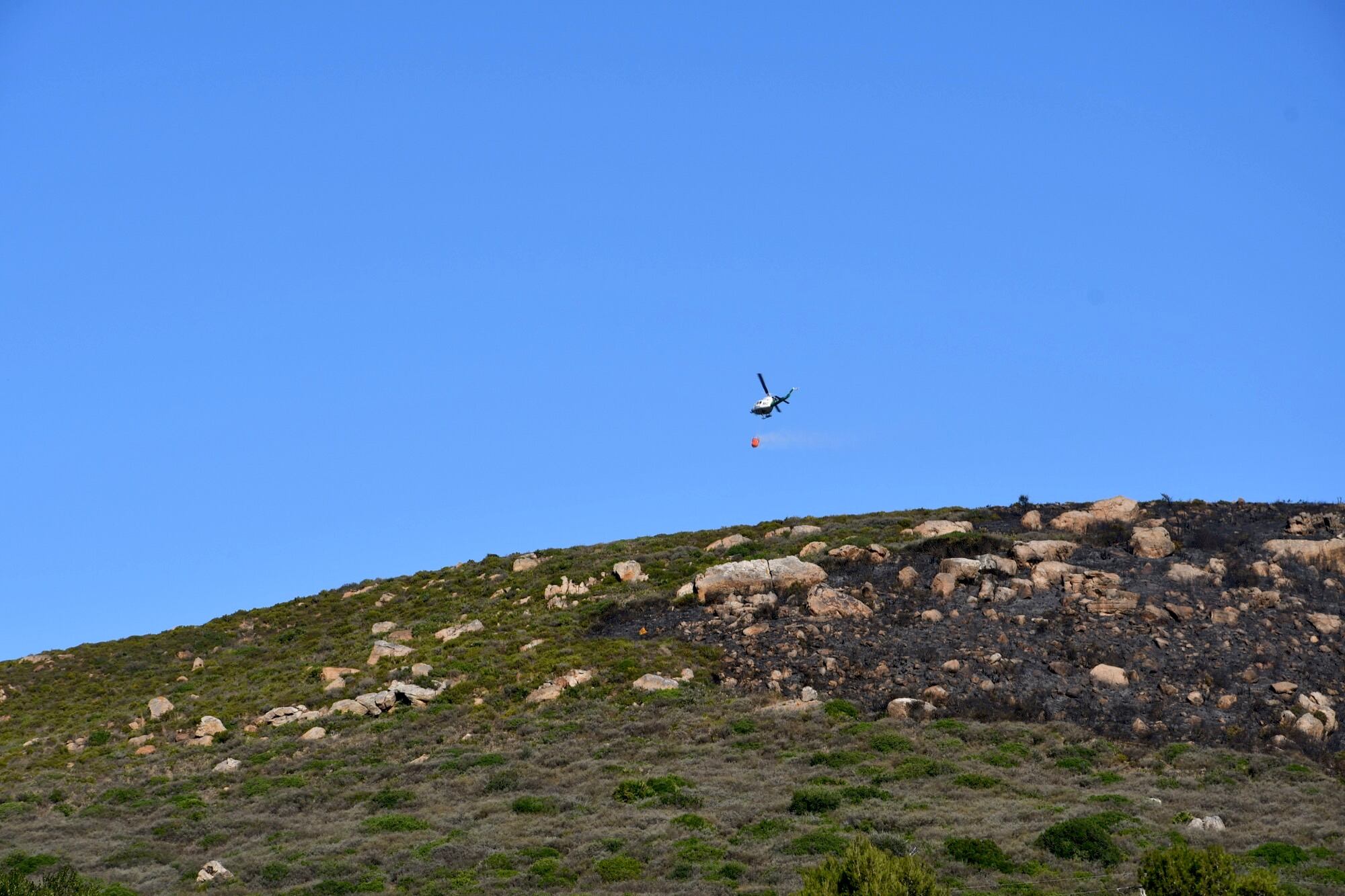 Un helicóptero del INFOCA, en plenas tareas contra el incendio de la Sierra del Arca.