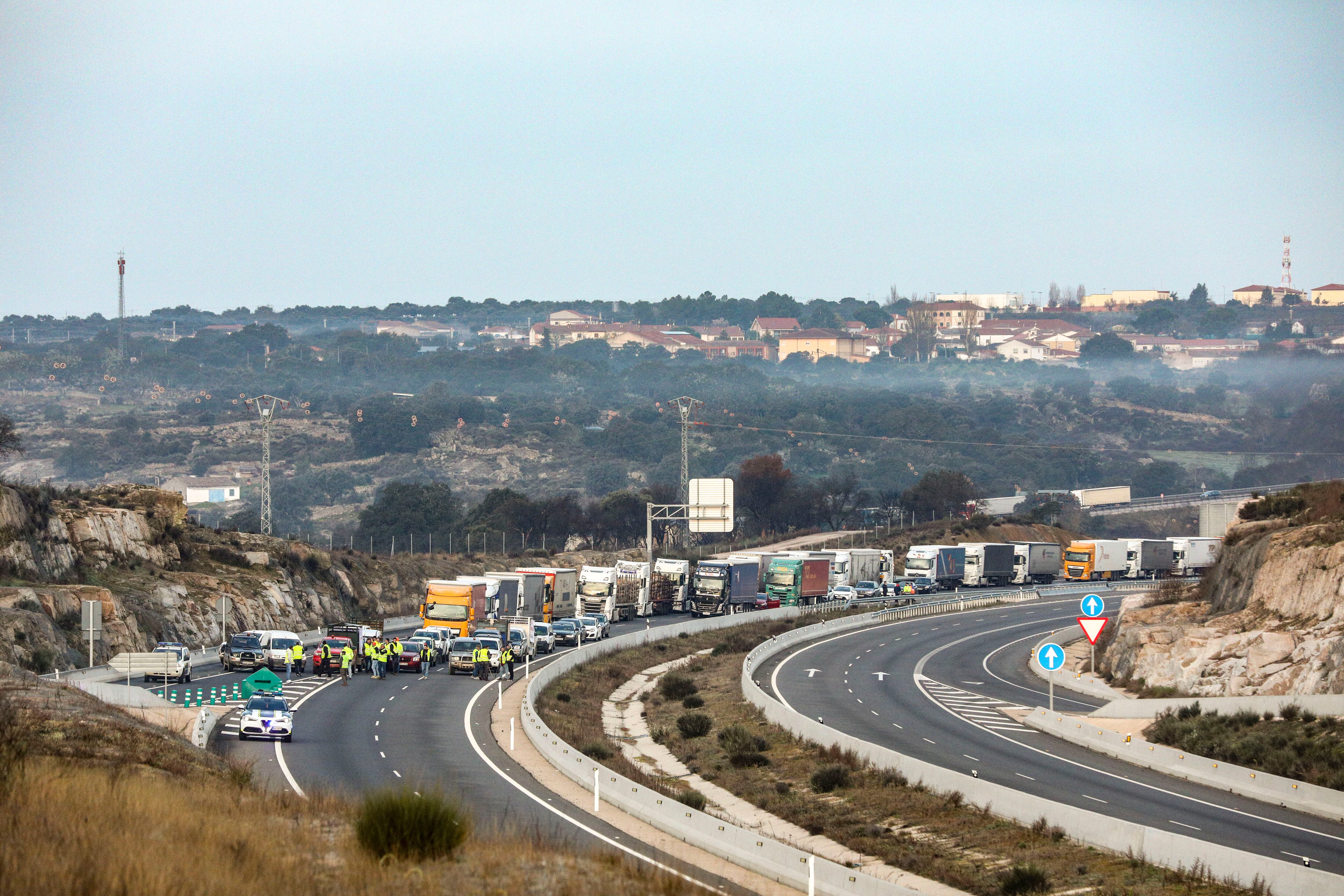 FUENTES DE OÑORO (SALAMANCA), 05/02/2024.- Los agricultores cortan la Autovía E-80 y la N-620 en la frontera hispanolusa de Vilar Formoso (Portugal) y Fuentes de Oñoro (Salamanca). EFE/ Carlos García
