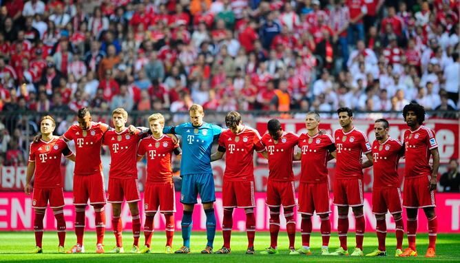 Los jugadores del Bayern de Múnich y todo el estadio realizan un minuto de silencio en honor a Tito Vilanova.