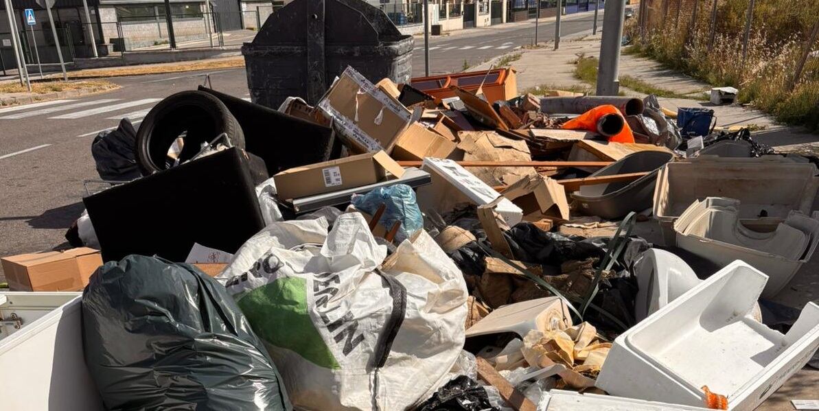 Residuos en el polígono de La Menacha en Algeciras