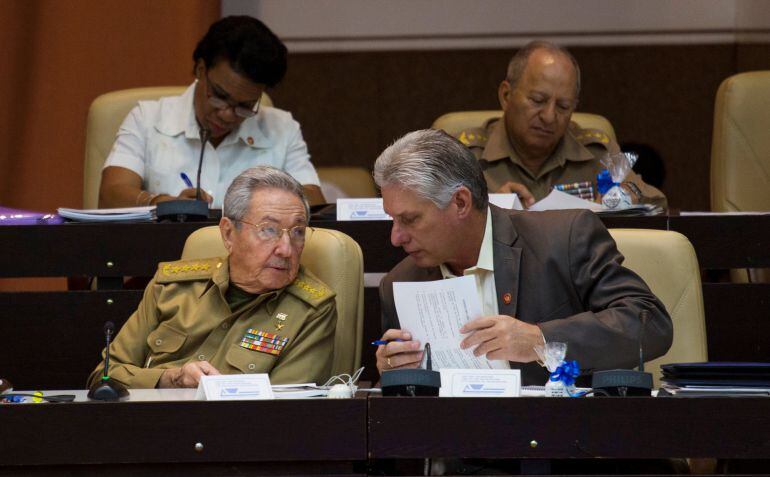 El presidene Cubano Raul Castro conversa con el vicepresidente y sustituto declarado Miguel Diaz Canel durante la Asamblea Nacional de la Habana. El Parlamento solo se reune dos veces al año en Cuba. 