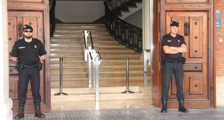 Agents de la Guàrdia Civil, a l'entrada de l'Ajuntament de Tortosa, un dels municipis on s'està duent a terme escorcolls.