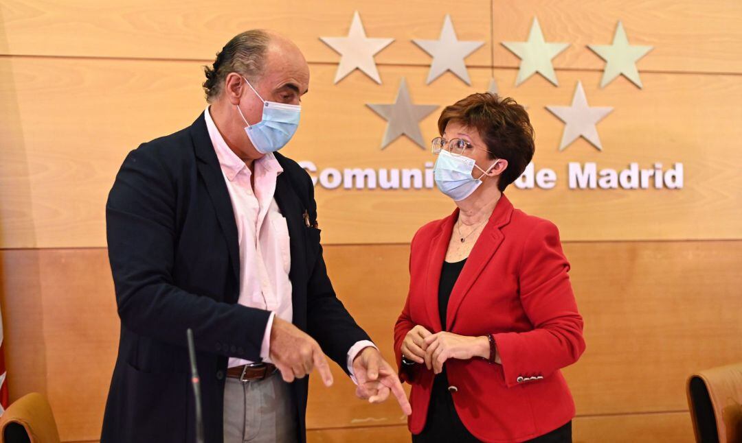 El viceconsejero de Salud Pública y Plan COVID-19 de la Comunidad de Madrid, Antonio Zapatero, conversa con la directora general de Salud Pública, Elena Andradas.