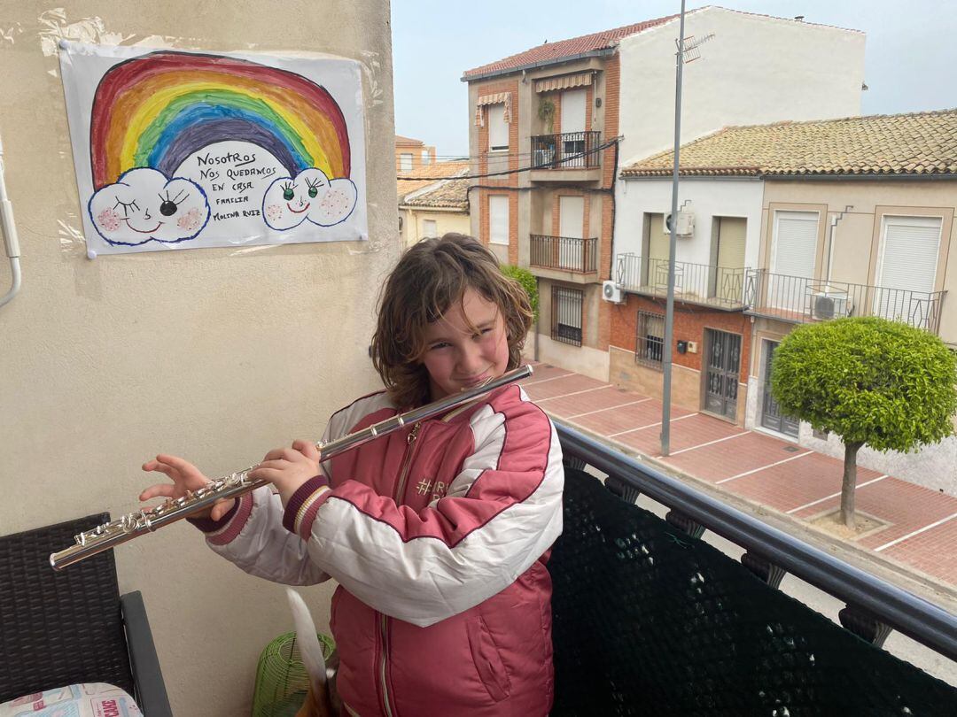 Valeria Molina una de las alumnas que se sumo a la iniciativa, interpretando el Himno de la Alegría con su flauta