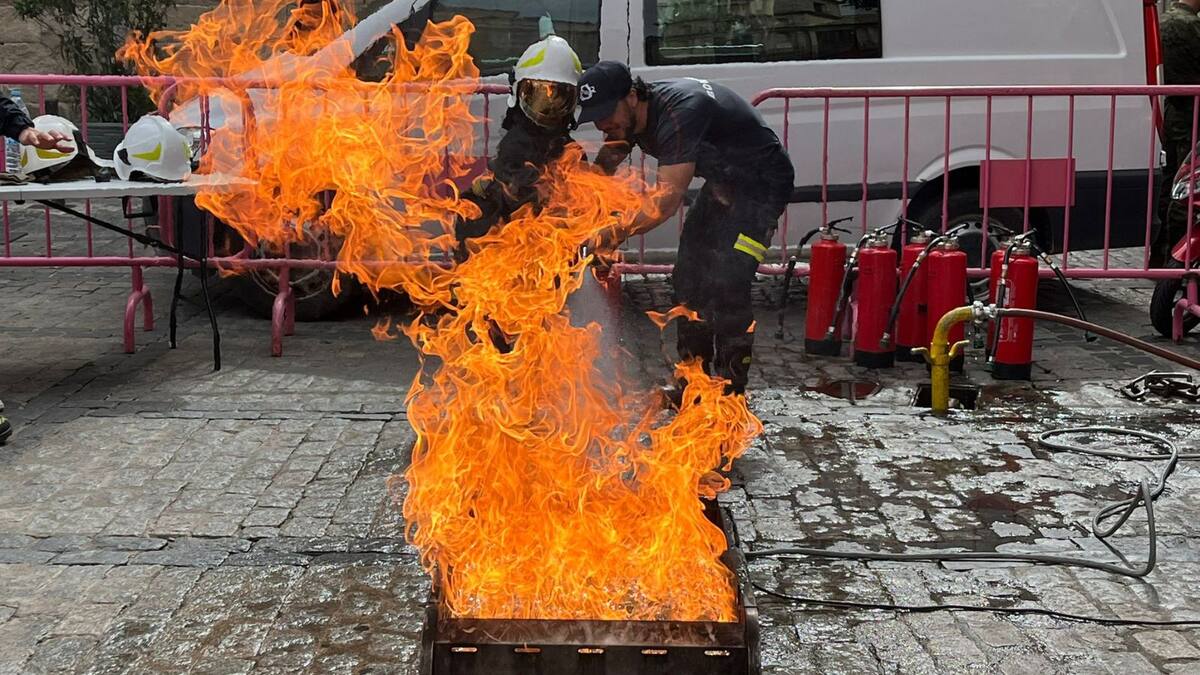 Los más pequeños de Toledo... "bomberos" durante una mañana en la Plaza del Ayuntamiento