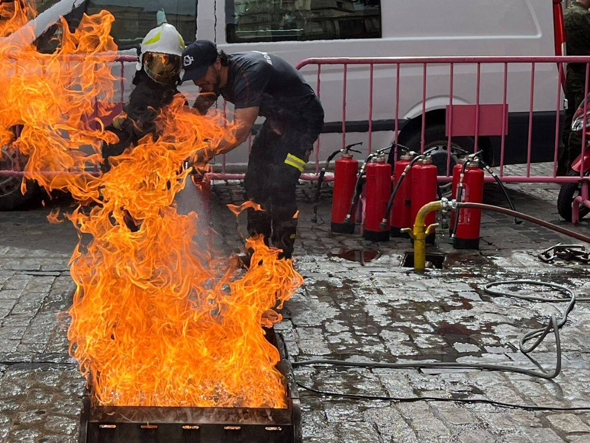 Los más pequeños de Toledo... "bomberos" durante una mañana en la Plaza del Ayuntamiento