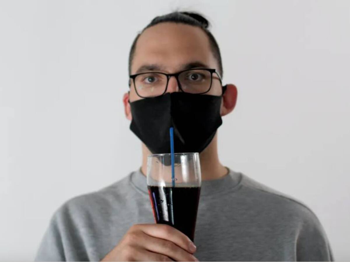 Por qué beber con pajita puede ser clave para frenar los contagios