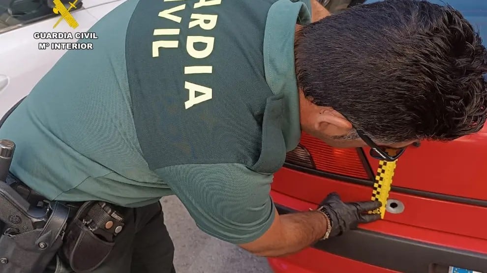 Un guardia civil recabando pruebas en el tiroteo en Reinosa en agosto de 2023.