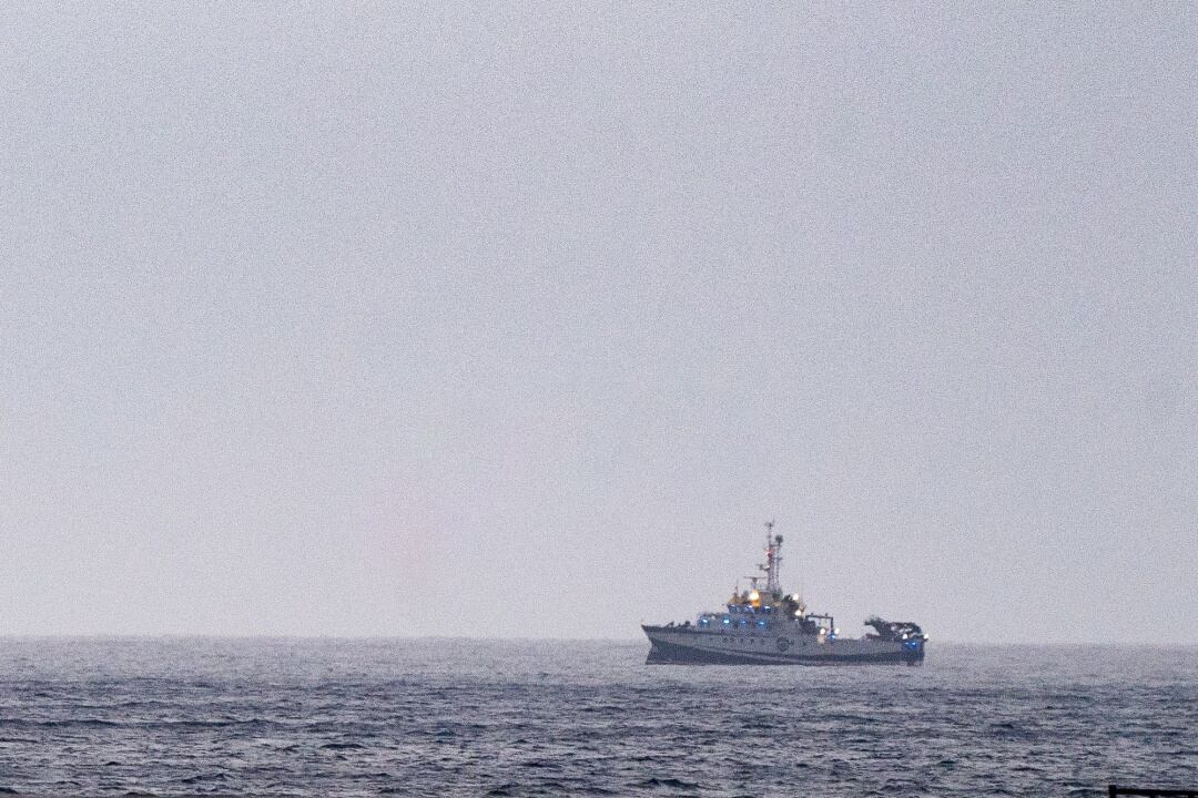 El buque oceanográfico equipado con un sonar y un robot submarino ha localizado este lunes en la zona donde se busca a las niñas Anna y Olivia, desaparecidas hace casi seis semanas, una botella de oxígeno y una sábana bajo el mar, informaron a Efe fuentes