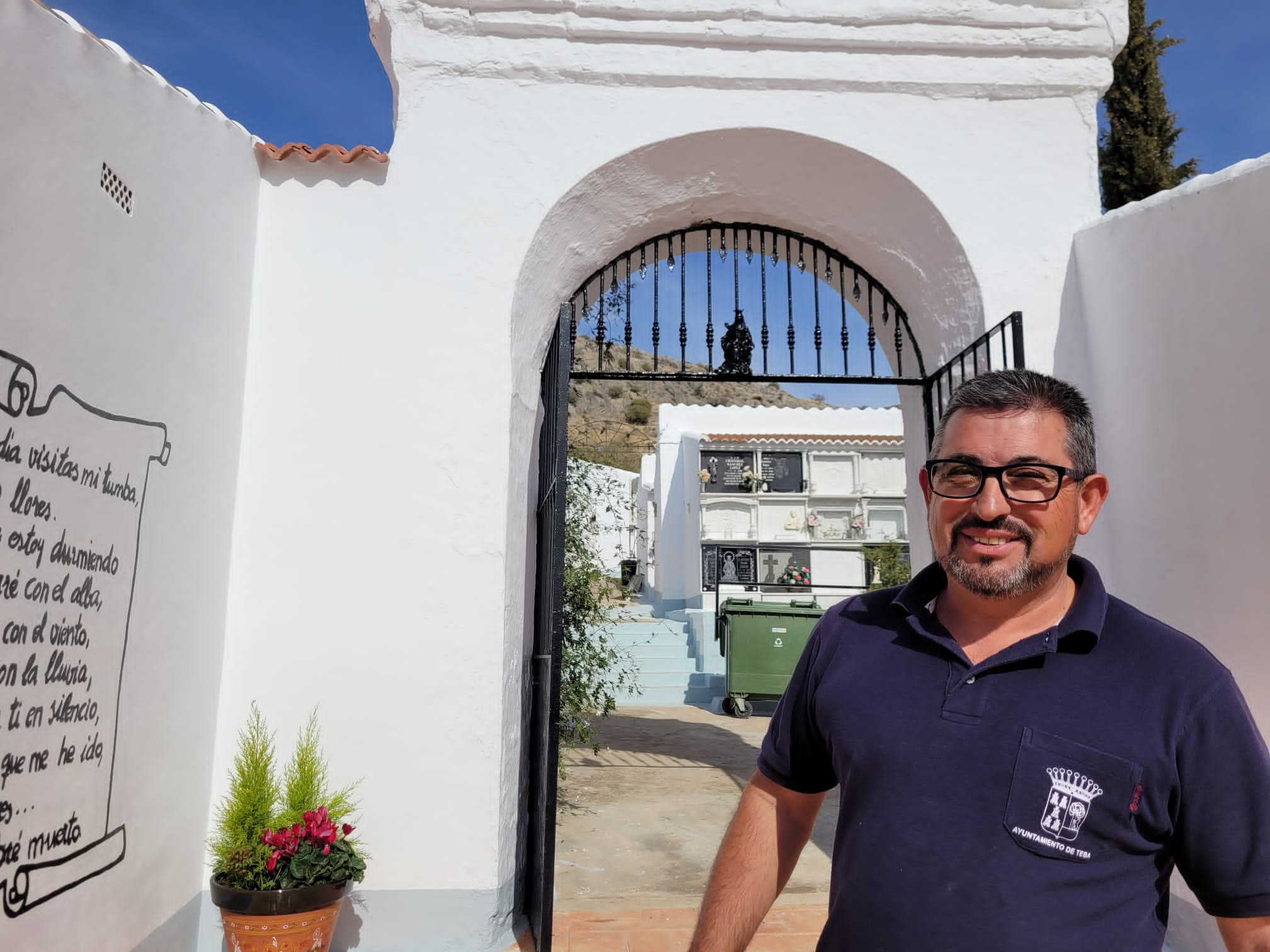 En la imagen, el sepulturero oficial de Teba a las puertas del propio cementerio ubicado en la provincia de Málaga