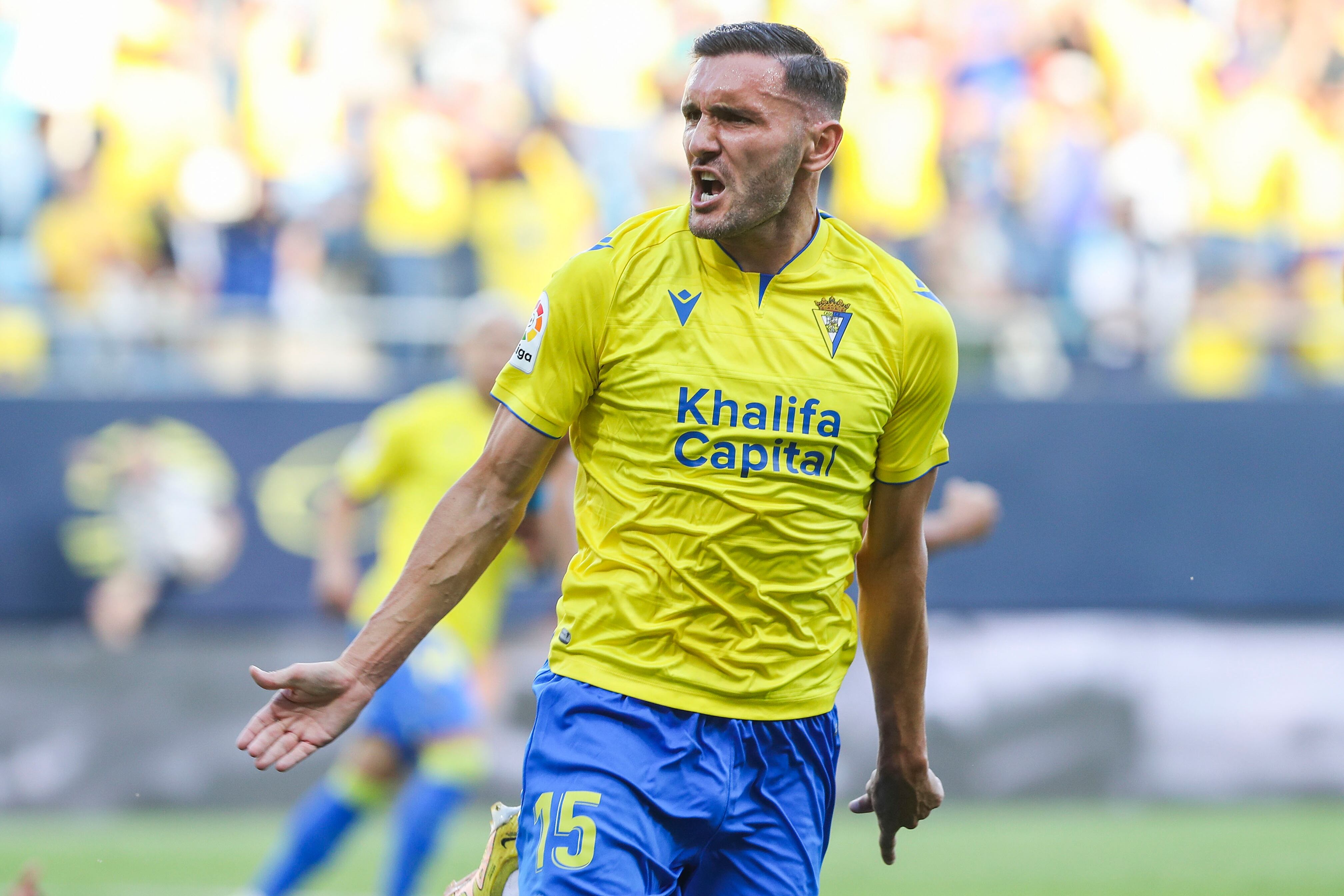 CÁDIZ, 09/10/2022.- El delantero del Cádiz CF, Lucas celebra el segundo gol para su equipo durante el partido de Liga que enfrenta al Cádiz CF y el RCD Espanyol en el Estadio Nuevo Mirandilla. EFE/Román Ríos