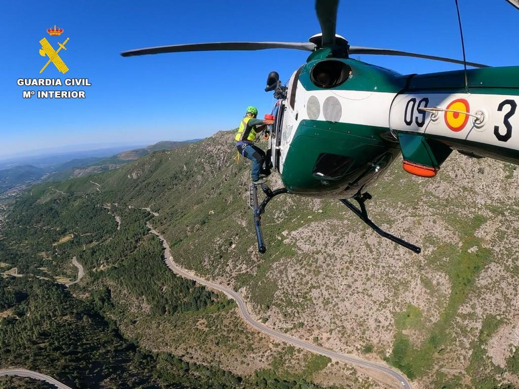 Especialistas del Grupo de Rescate en Montaña de la Guardia Civil en el Puerto del Pico (Ávila)