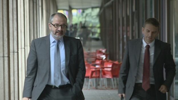 El director del SAAS, Lluís Burgués, a la Seu de la Justícia amb el seu advocat, abans de declarar