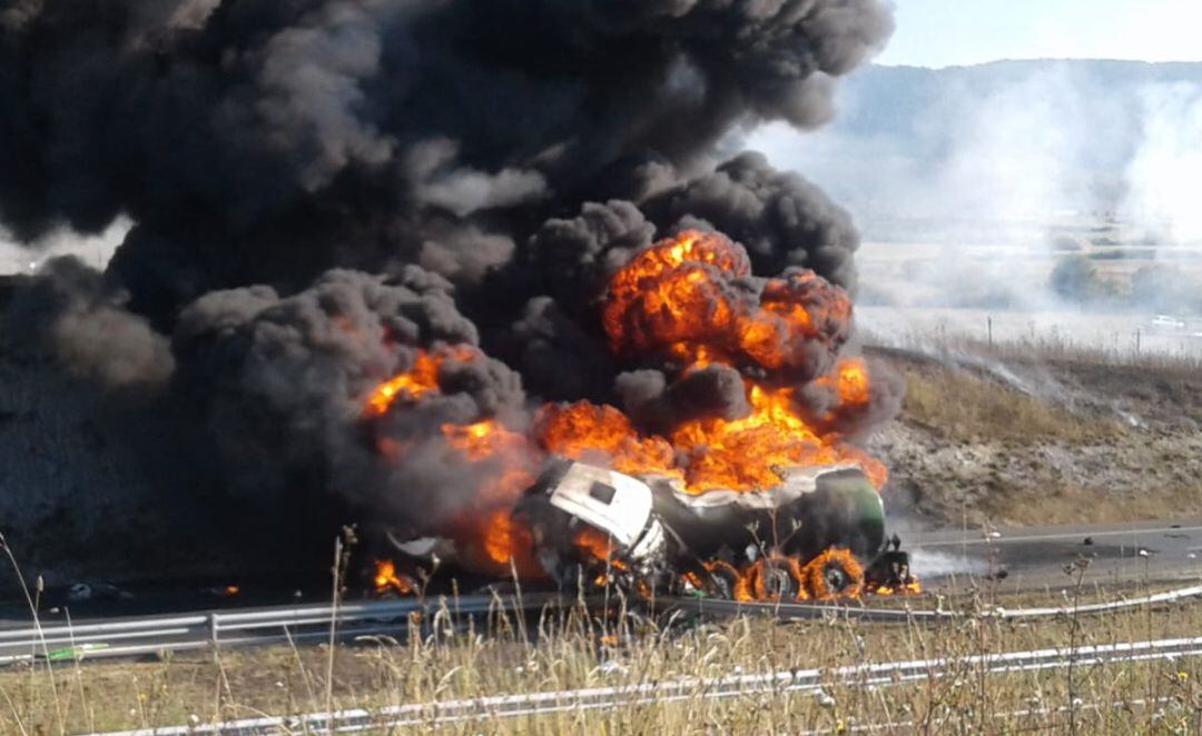 El camión cisterna ha ardido como consecuencia de la colisión