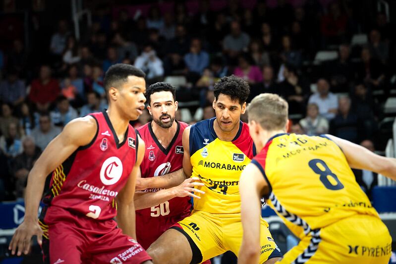 Felipe Dos Anjos realiza un bloqueo al jugador del Casademont Zaragoza, Mitchell Watt, en un partido de la Liga Endesa