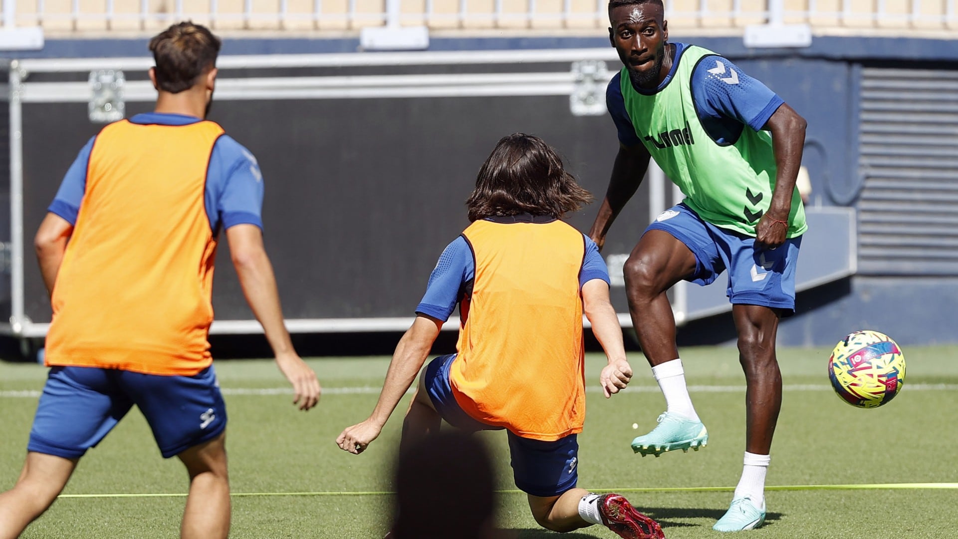 Lago Junior se prepara para golpear el balón en el entrenamiento del miércoles