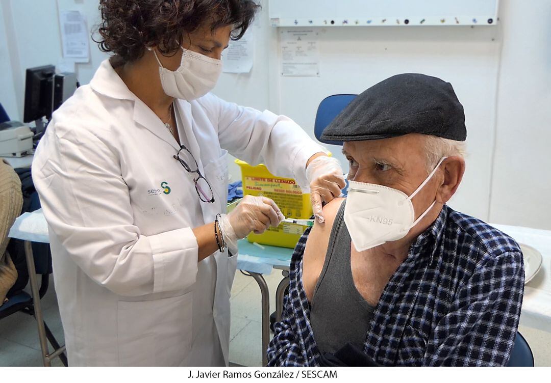 Mayor de 95 vacunado en el C. Salud El Balconcillo