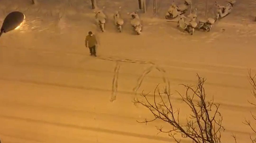 El marido de una tuitera dibujó esta declaración de amor en la nieve