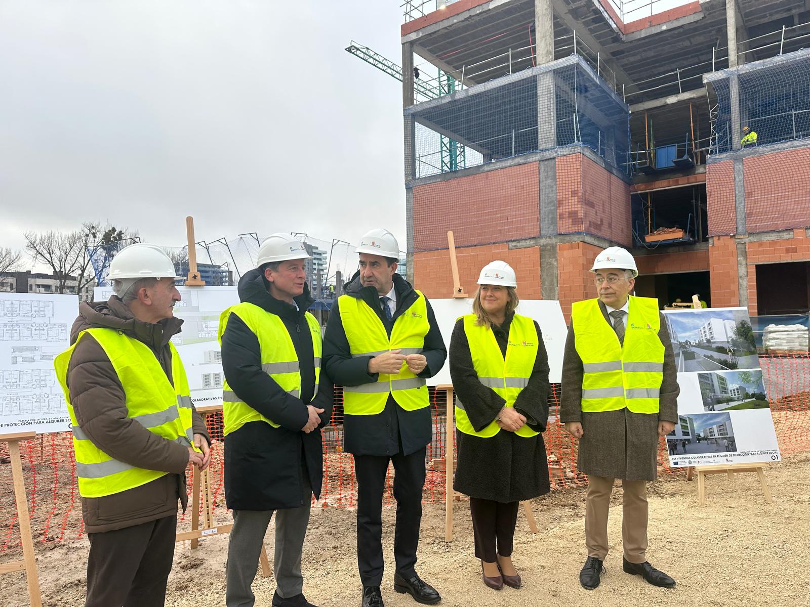 El consejero de Vivienda, entre la alcaldesa Ayala y el presidente de la Diputación, en la visita a las obras