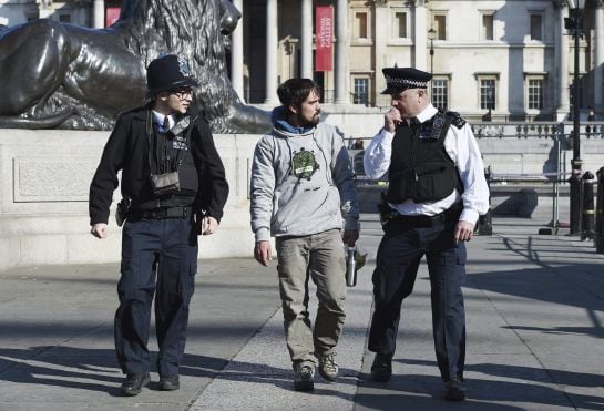 Un activista de Greenpeace (c) es detenido por la policía.