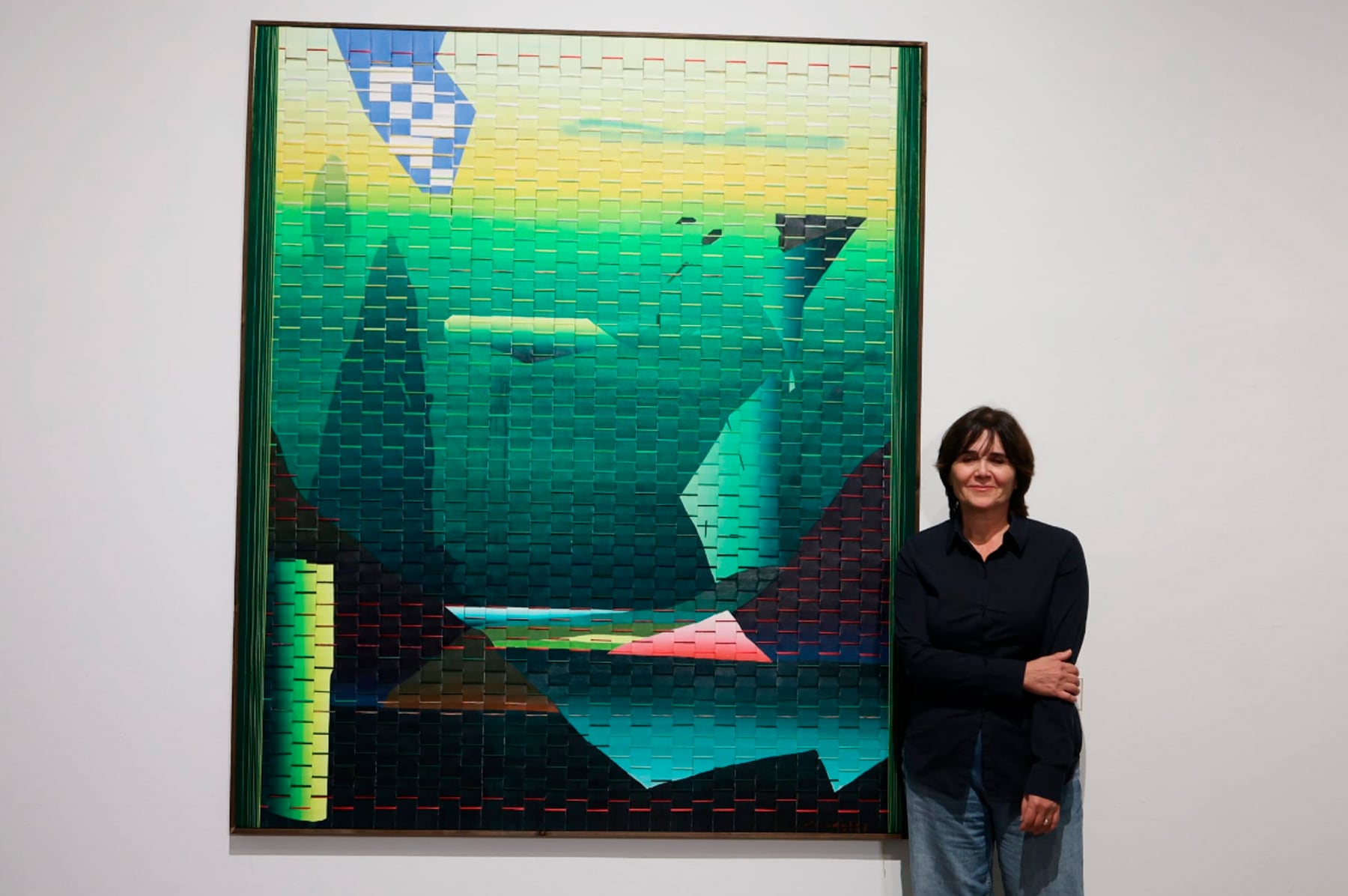 La artista alcoyana Mónica Jover, junto a su obra premiada