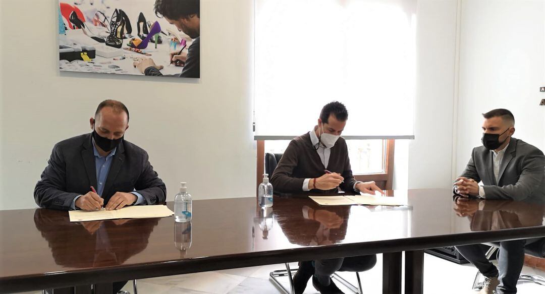 Firma de convenio entre el vicepresidente segundo y conseller de Vivienda y Arquitectura Bioclimática, Rubén Martínez Dalmau, y el alcalde de Elda, Rubén Alfaro 