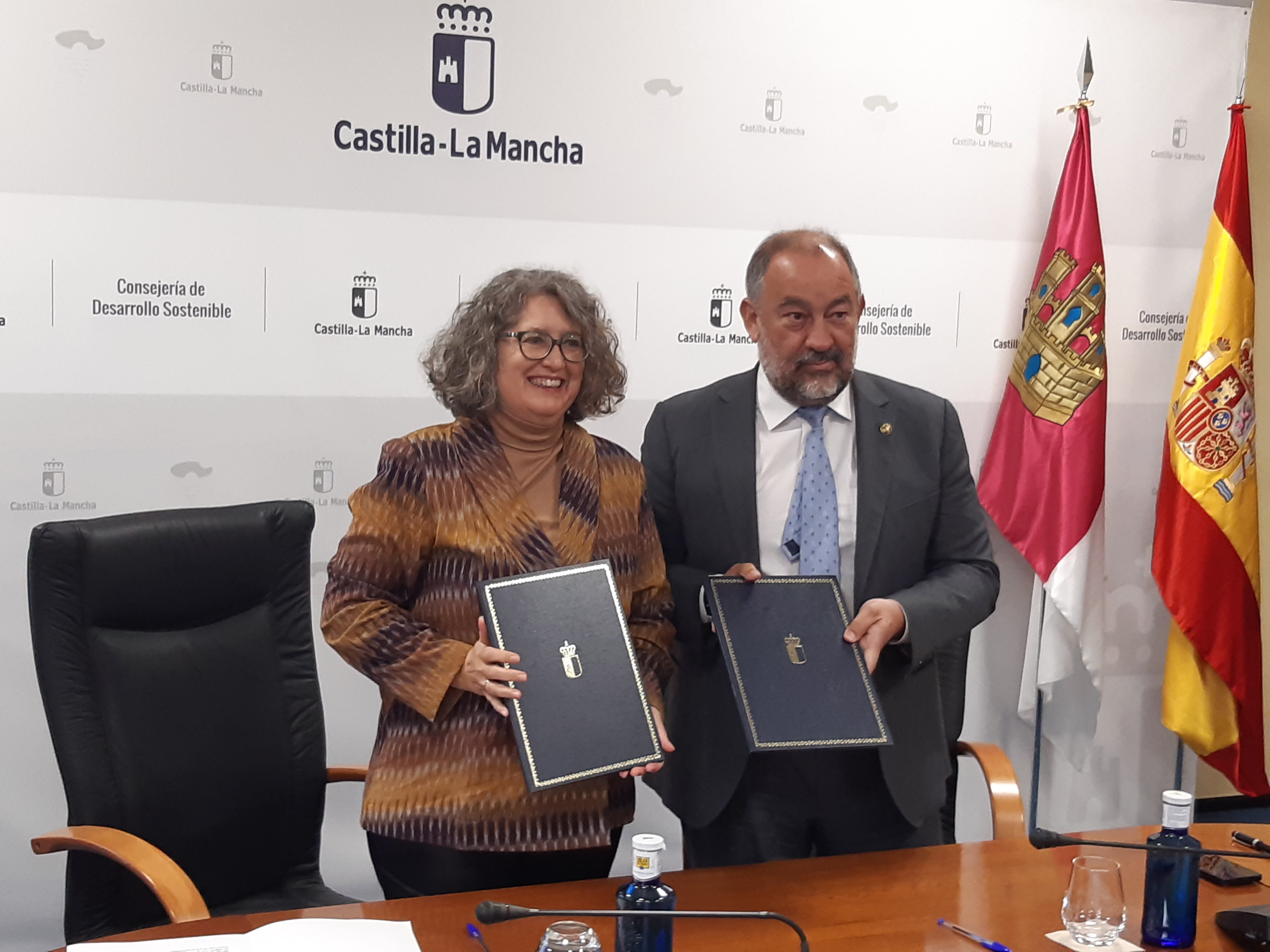 Mercedes Gómez y Julián Garde durante la firma del convenio