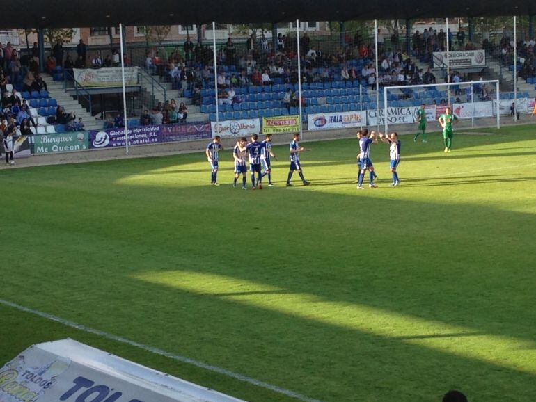 Los jugadores del Talavera celebran el gol del triunfo