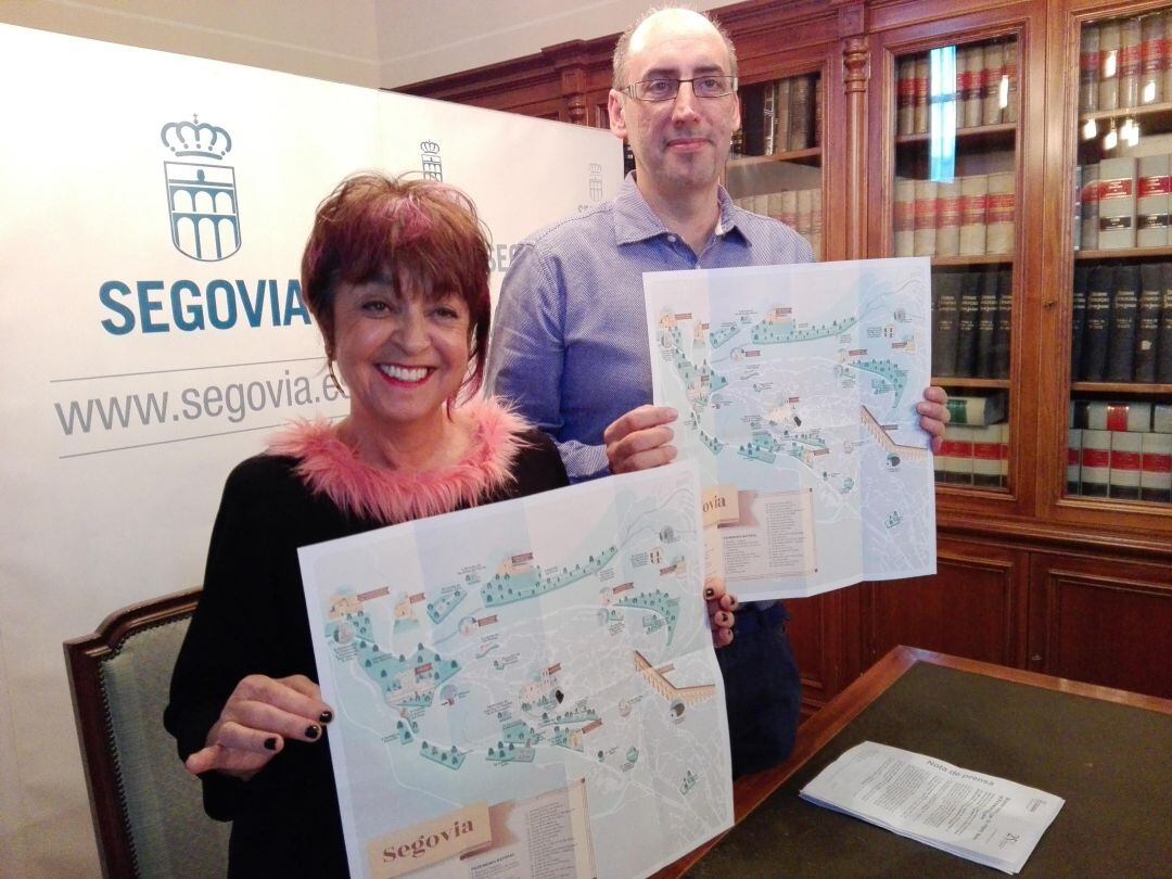 Los concejales de turismo y de medio ambiente Claudia de Santos y Ángel Berbel muestran los nuevos mapas y guías de patrimonio natural