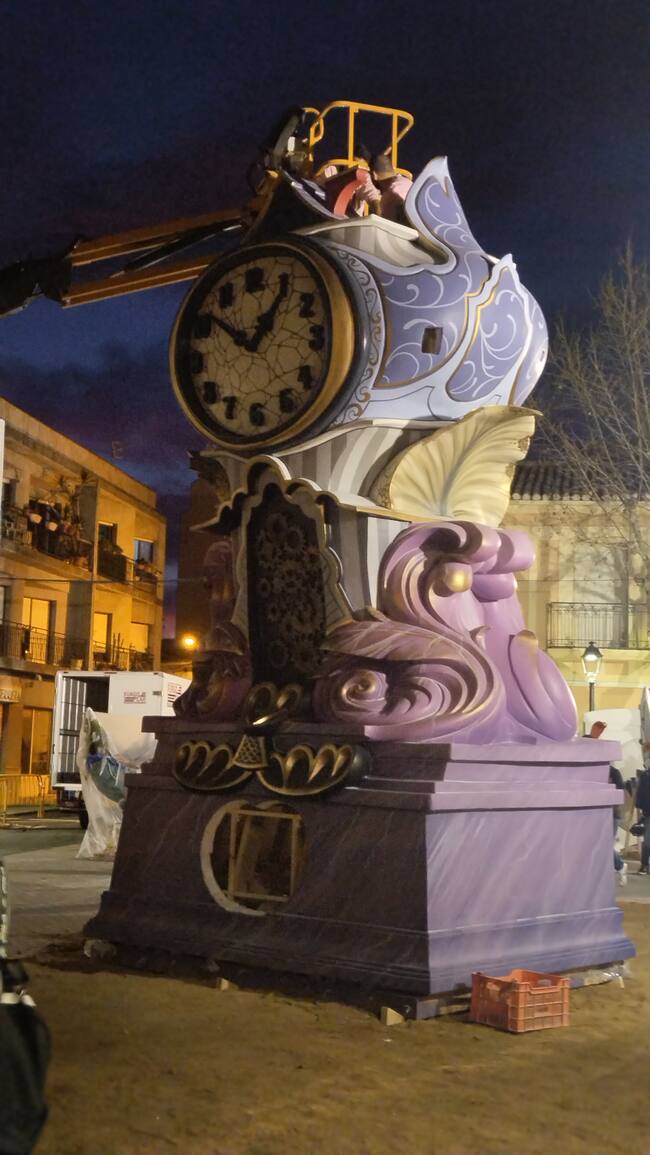 Trabajos de plantà de los primeros ninots de la falla Oeste.