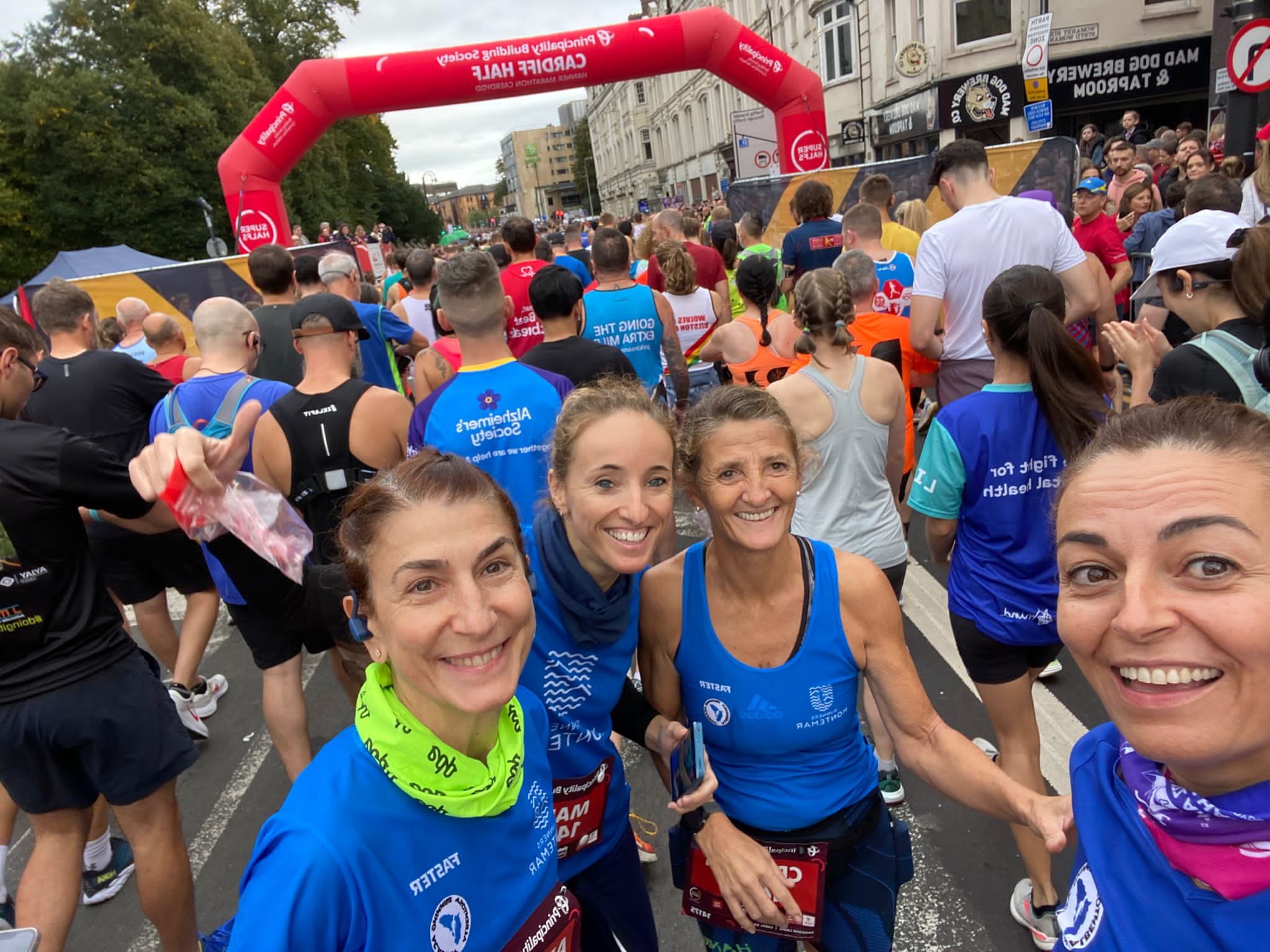 Antes de la salida de la Media Maratón de Cardiff con otros componentes de su equipo