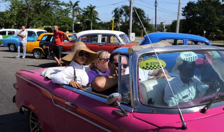 Turistas viajan en un auto descapotable en La Habana (Cuba). 