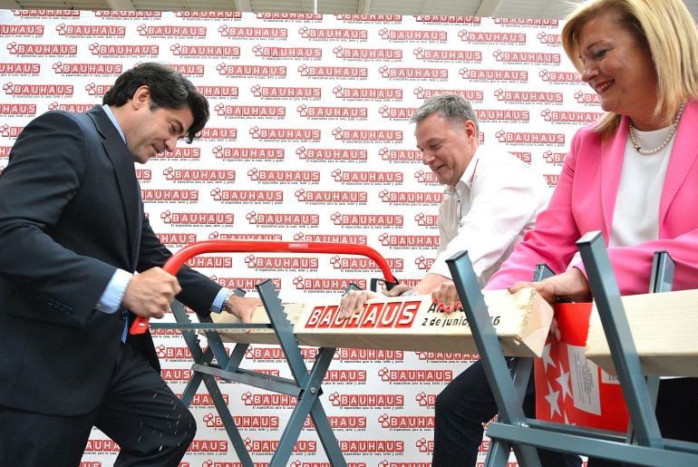 El alcalde de Alcorcón, David Pérez y el director general de Bauhaus España, Bart Ginneberge en la inauguración