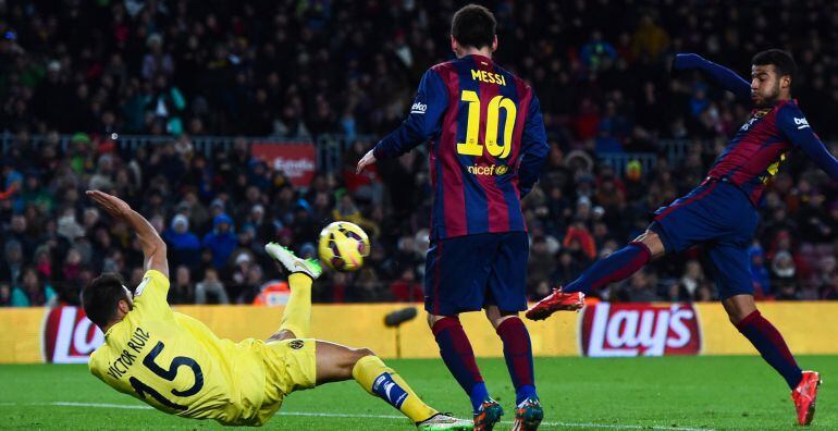 BARCELONA, SPAIN - FEBRUARY 01:  Rafinha of FC Barcelona scores his team's second goal during the La Liga match between FC Barcelona and Villarreal CF at Camp Nou on February 1, 2015 in Barcelona, Spain.  (Photo by David Ramos/Getty Images)