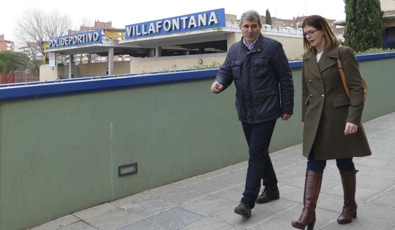 El concejal del PSOE de Móstoles, Agustín Martín que ha perdido la elección para ser Presidente de la Mancomunidad del Sur frente al alcalde de las Rozas. En la foto junto a la alcaldesa de Móstoles, Noelia Posse