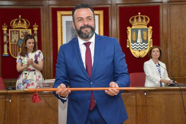 José Luis Blanco tomando el bastón de mando