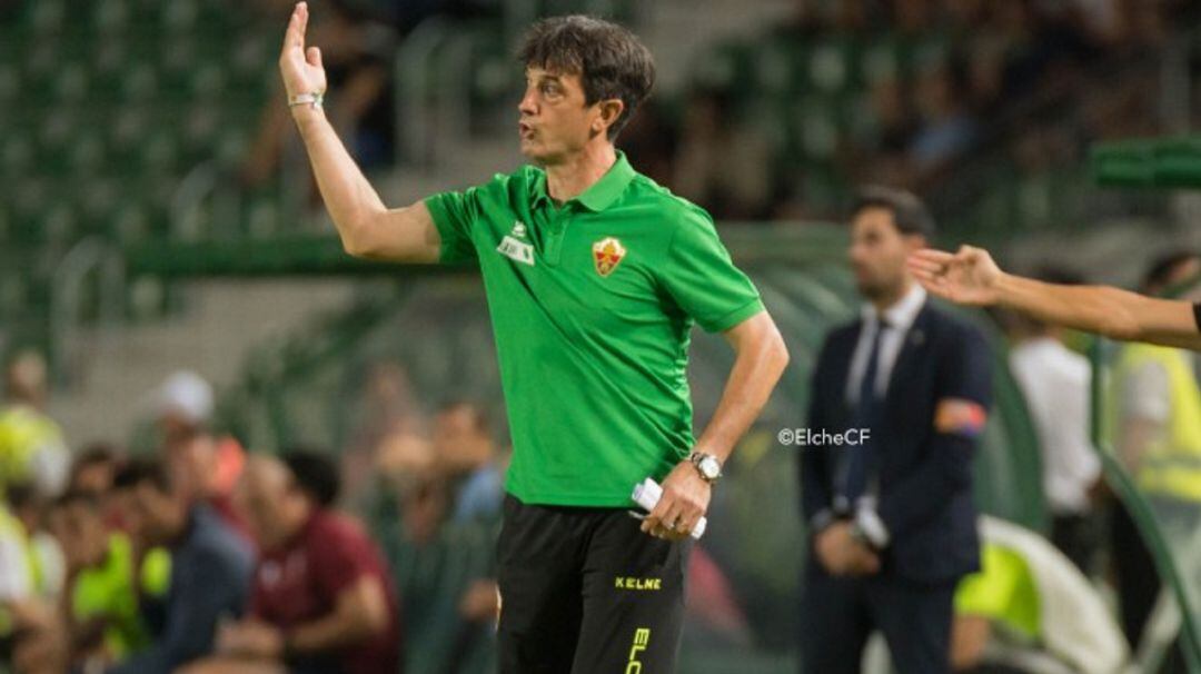 Pacheta da instrucciones en un partido del Elche en el Martínez Valero