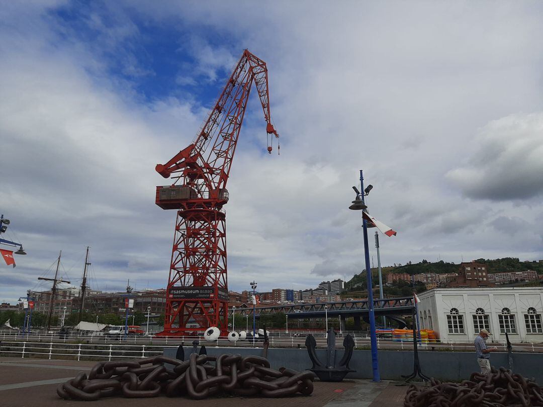 Imagen de la grúa Carola en el puerto de Bilbao