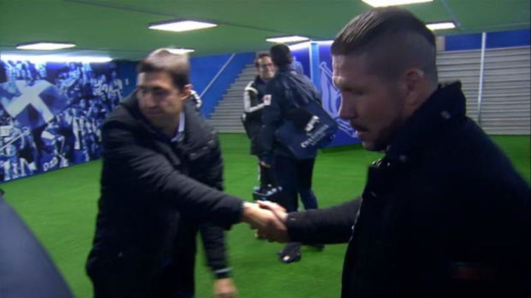 Asier Santana saluda al Cholo Simeone en el tunel de vestuarios