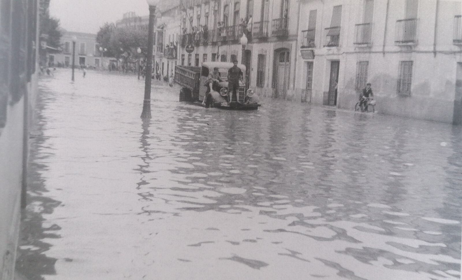 Fotografía de Eduardo Matos de las inundaciones en la calle Alarcos de Ciudad Real en 1950