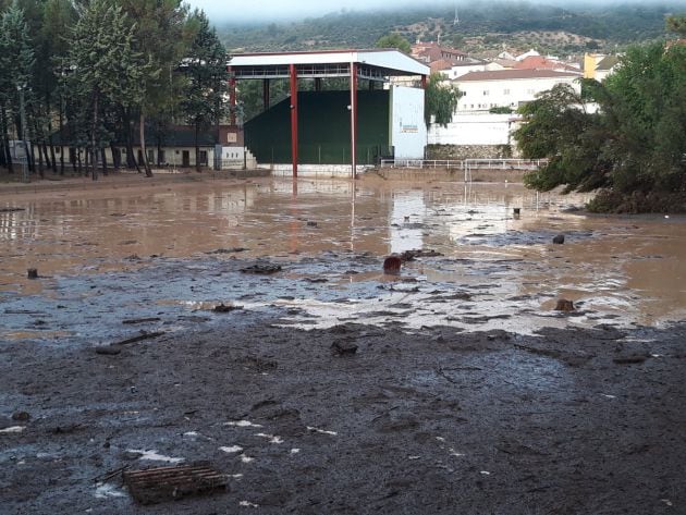 Imagen del campo de fútbol de Sacedón tras la tormenta de ayer.