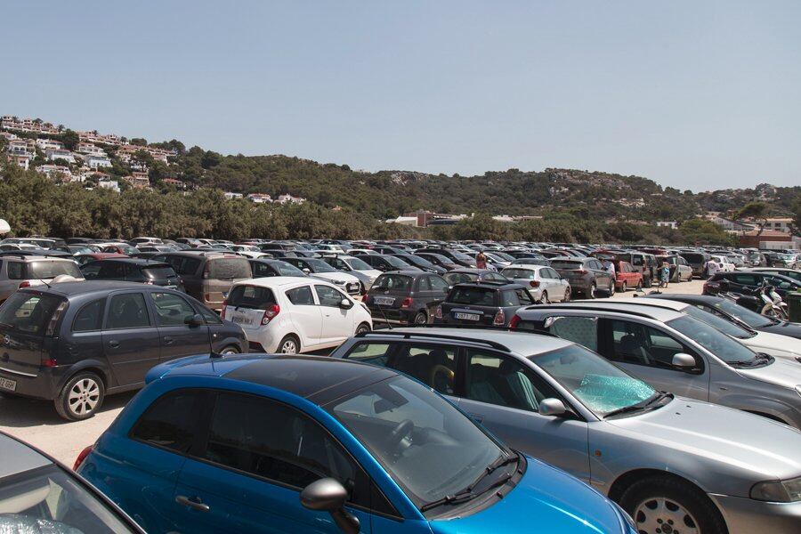 Un aparcament ple com el de Son Bou demostra el nivell d'ocupació a Menorca.