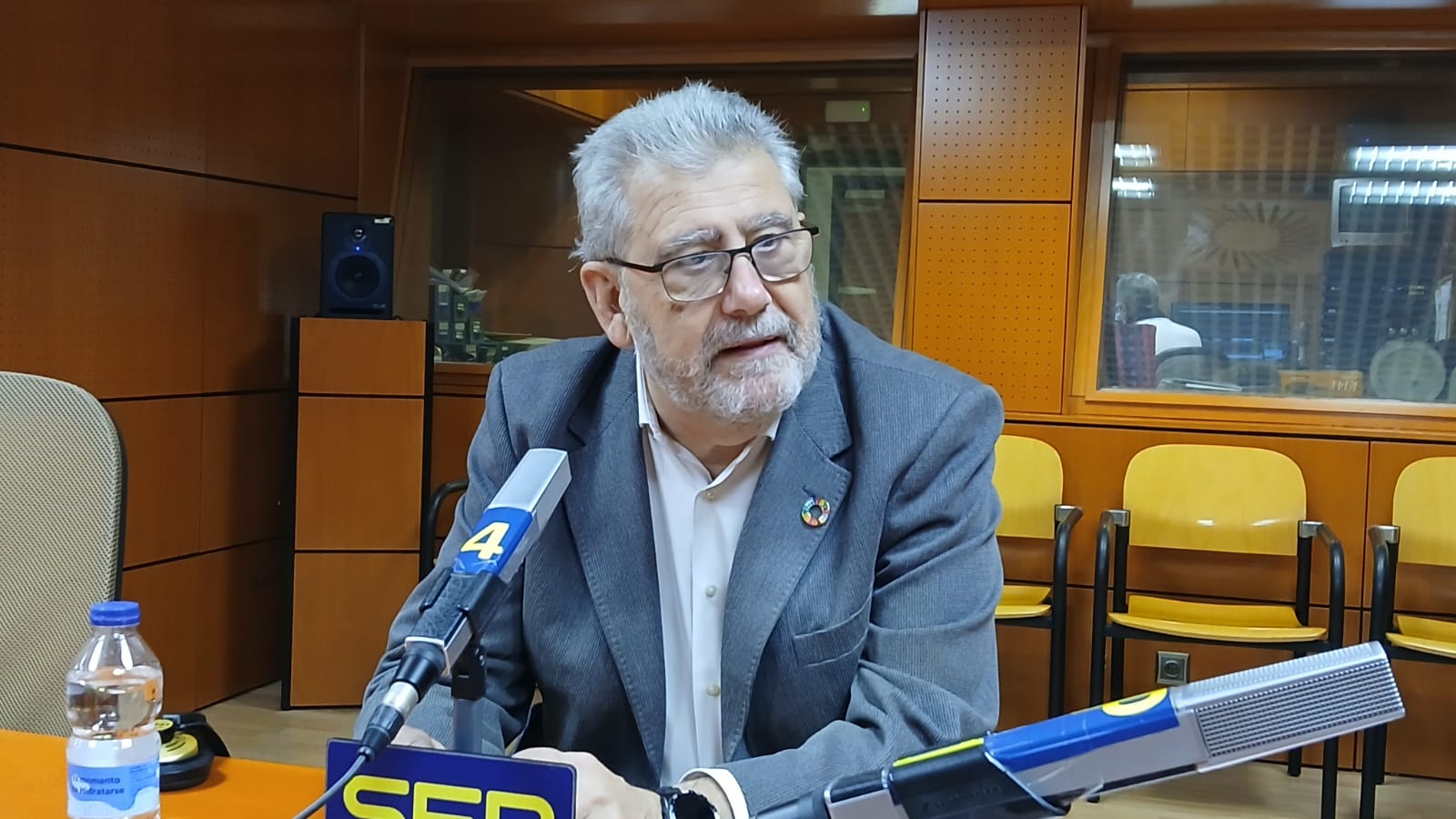 José Antonio Mayoral, rector de la Universidad de Zaragoza, en los estudios de Radio Zaragoza