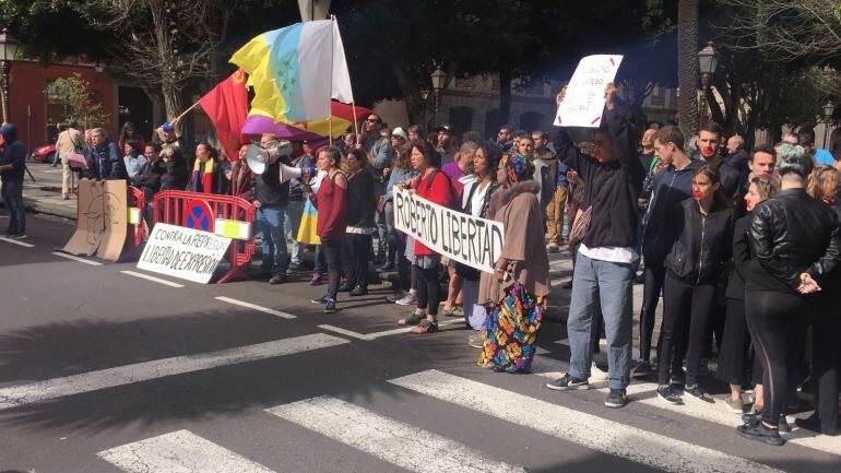 Un grupo de personas se manifiestan a las puertas del juzgado de La Laguna. 