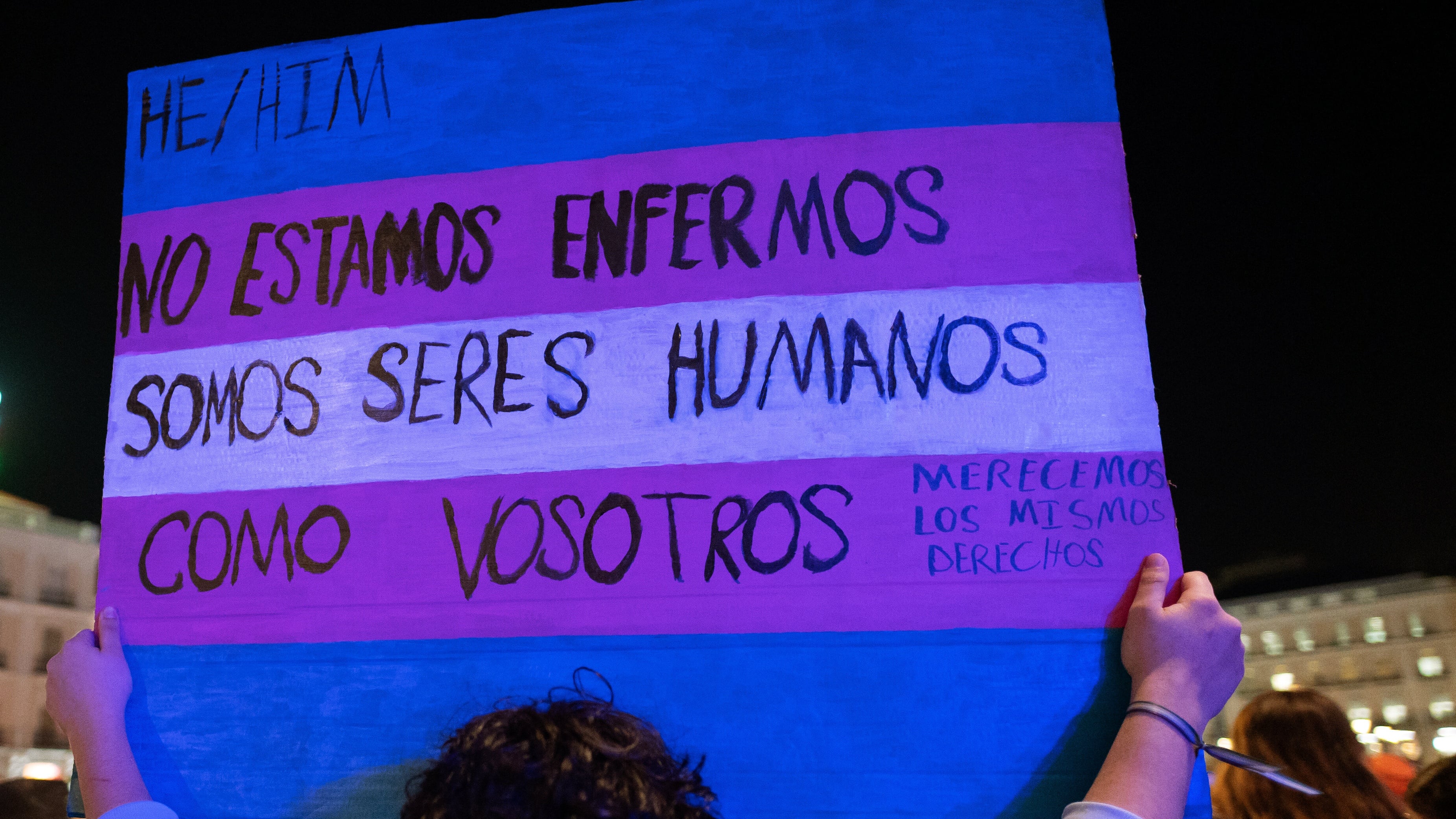 n manifestante sostiene una pancarta con la leyenda "No estamos enfermos, somos seres humanos como tú, merecemos los mismos derechos" durante una protesta en defensa de los derechos LGBTIQ+. Miles de personas se han congregado en la Puerta del Sol para defender la preservación de las leyes trans y LGBT vigentes, que el gobierno regional pretende modificar, tras la presentación de propuestas de modificación por parte del Grupo Parlamentario del Partido Popular (PP) en la Asamblea de Madrid, presidido por la presidenta regional, Isabel Díaz Ayuso