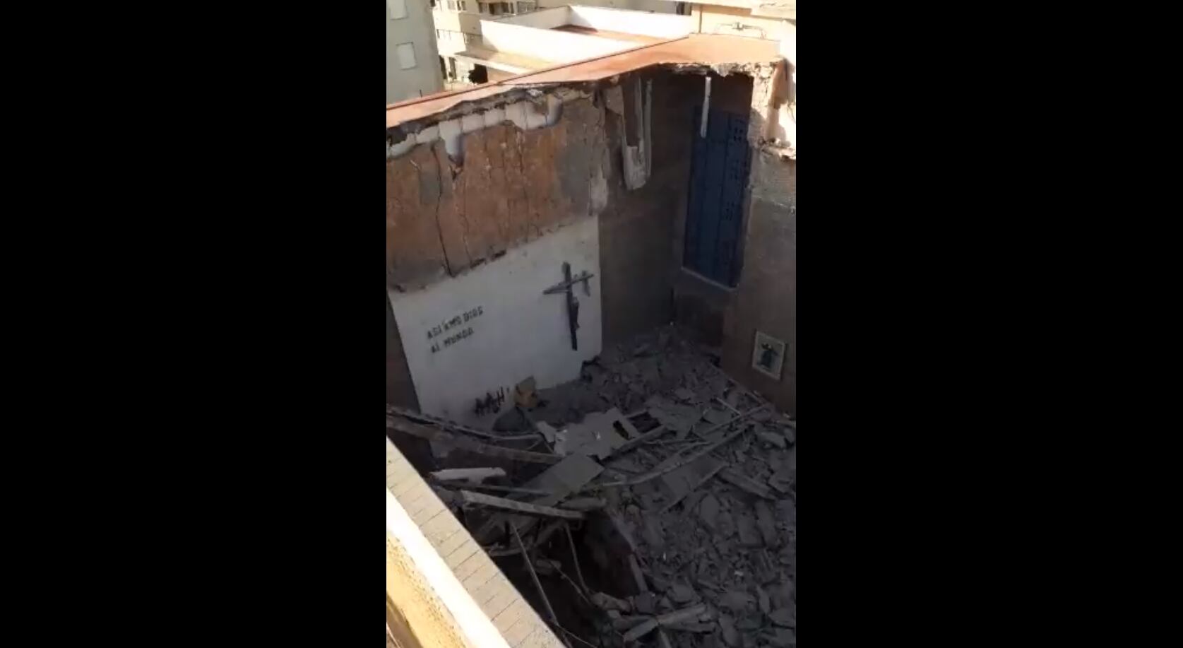 Así ha quedado el techo derrumbado del colegio.