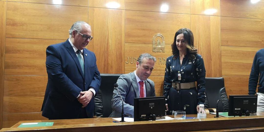 El alcalde de Cazorla firma el convenio de rehabilitación de vivienda 