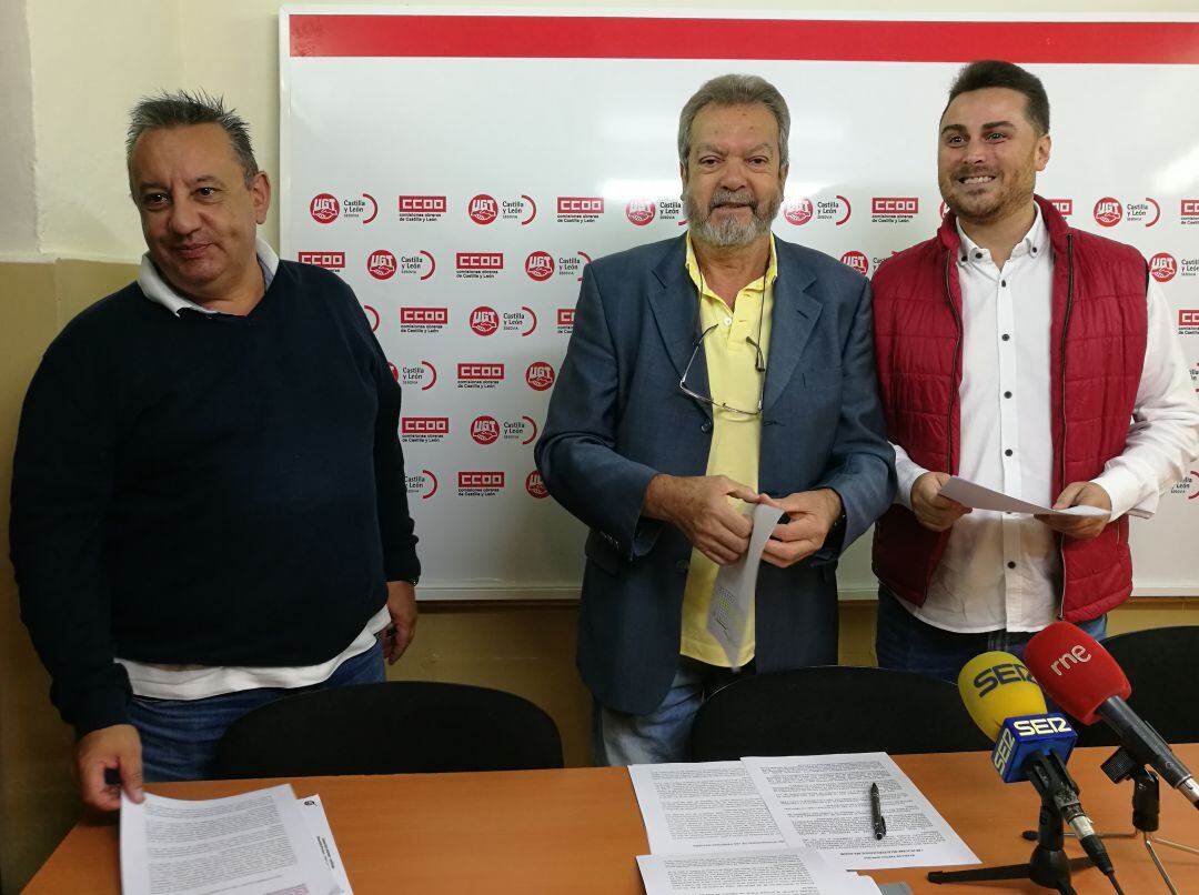 Los secretarios provinciales de UGT y CCOO Manuel Sanz (i) y Álex Blázquez (d) junto a Miguel Ángel Tabanera responsable de la federación de jubilados y pensionistas de Unión General de Trabajadores