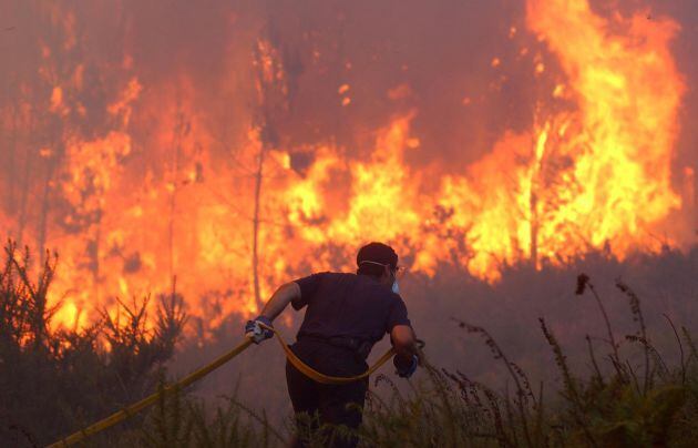 Labores de extinción en los incendios activos en Ourense.