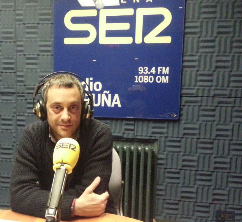 Xulio Ferreiro, en los estudios de Radio Coruña-Cadena SER